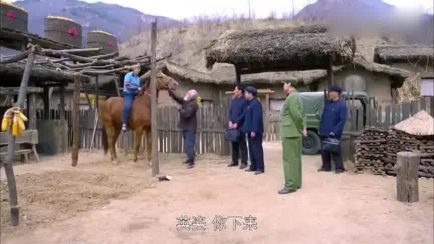 村花跟大洋馬關(guān)系太好,村里現(xiàn)在要收回馬,村花難過的掉淚